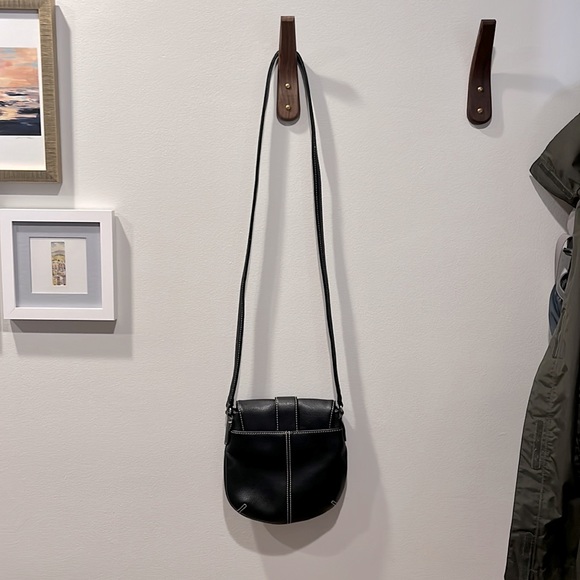 Black Liz Claiborne crossbody with black lining, interior and exterior pockets - Picture 2 of 8